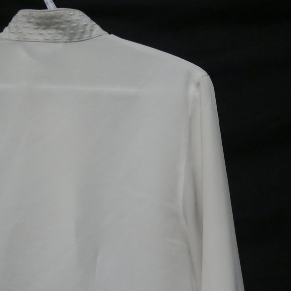 SUSAN HUTTON | size 12 | Elegant White Blouse with Embroidered Detailing - Picture 13 of 16